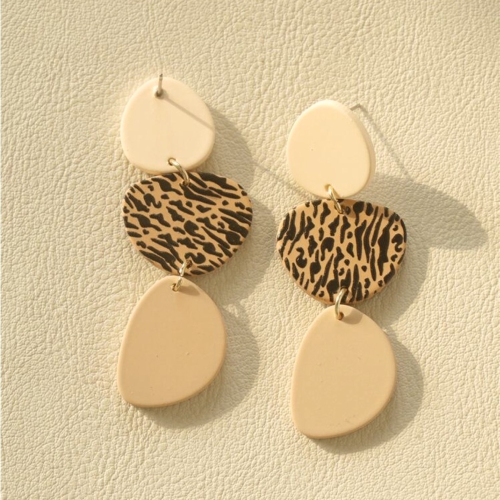Geometric Beige Drop Earrings NEW 🏷️ - Picture 2 of 4